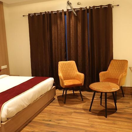 Hotel Crown Savoy, Near Railway Station & Guru Nanak Dev University Amritsar Exterior foto