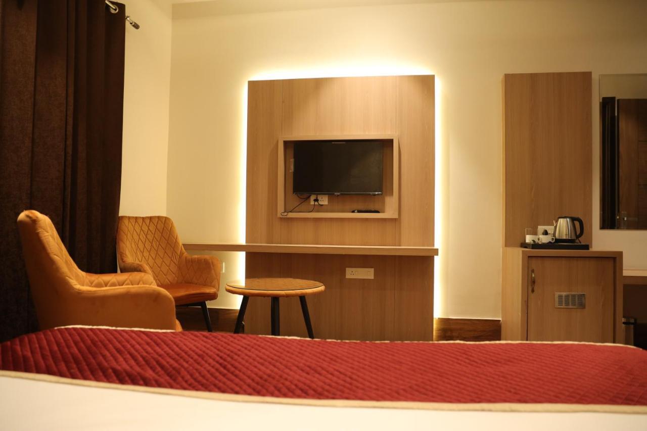 Hotel Crown Savoy, Near Railway Station & Guru Nanak Dev University Amritsar Exterior foto